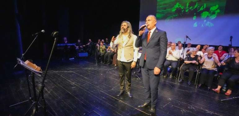 Başkan Işık, Kızılcıklar Oldu mu türküsünü seslendirdi (6)