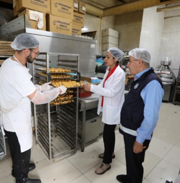 Bayraklı'da gıda satışı yapan işletmelere sıkı denetim (2)