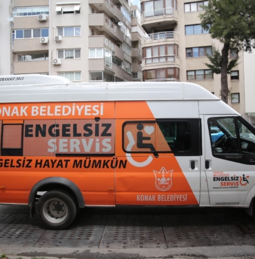 Konak’ta ‘Engelsiz Servis’le engeller aşılıyor (1)