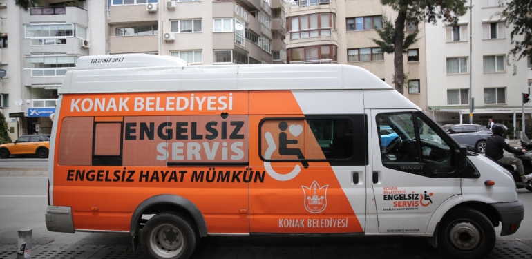 Konak’ta ‘Engelsiz Servis’le engeller aşılıyor (1)