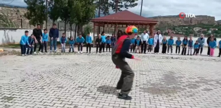 İlköğretim öğrencileri üniversite öğrencileriyle şenlendi