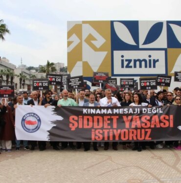 İzmir'de Eğitim Çalışanlarına Yönelik Şiddet Protesto Edildi