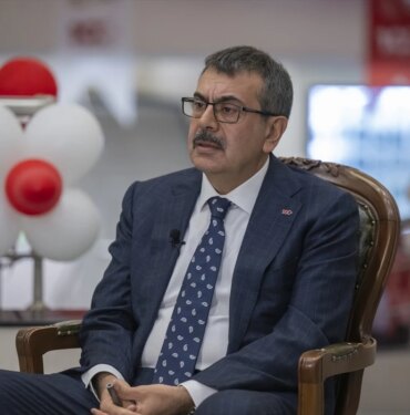 Öğretmene şiddete yasal düzenleme geldi mi? Bakan Tekin yeni düzenlemeyle ilgili açıklama yaptı mı?