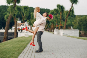 Sadece 5 dakikada buğulu göz makyajı nasıl yapılır?