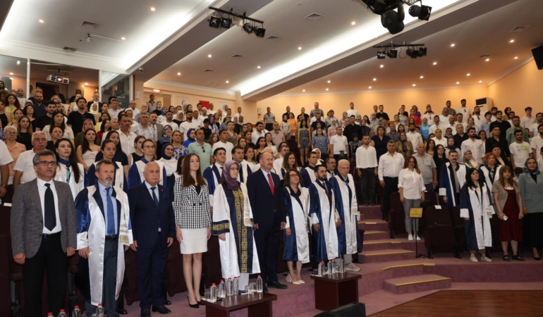 Şehzadeler Belediye Başkanı Gülşah Durbay, öğrencisi olduğu CBÜ’de mezuniyet heyecanına ortak oldu