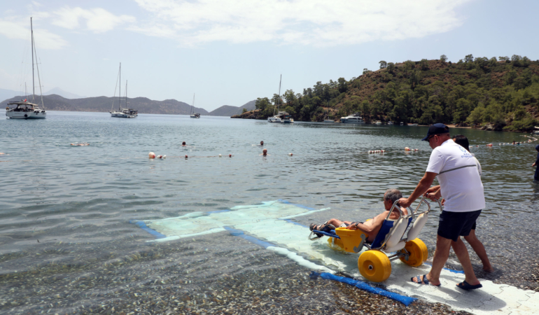 Engelsiz Plajlarda Deniz Keyfi (1)