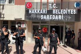 hakkari-belediyesi-ne-polis-baskini-es-baskan-mehmet-siddik-akis-gozaltina-alindi