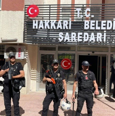 hakkari-belediyesi-ne-polis-baskini-es-baskan-mehmet-siddik-akis-gozaltina-alindi