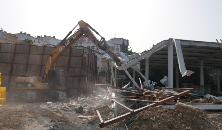 16985-uskudarimizda-16-kacak-yapinin-yikimi-tamamla-20240705174639-uskudar-fotogaleri_800x600