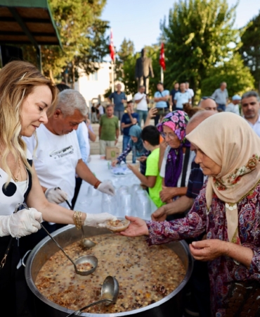 Aşure bereketi Konak’ta paylaşıldı (4)