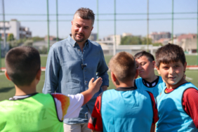 BAŞKAN GÖRKEM DUMAN FUTBOL KURSLARINI ZİYARET ETTİ (2)