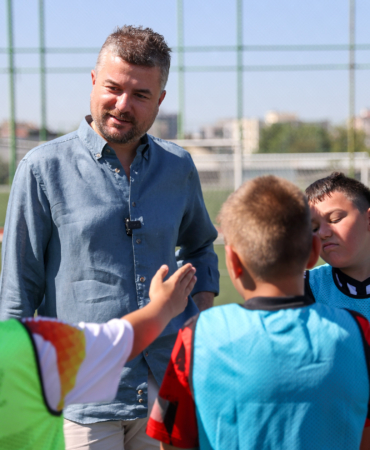 BAŞKAN GÖRKEM DUMAN FUTBOL KURSLARINI ZİYARET ETTİ (2)