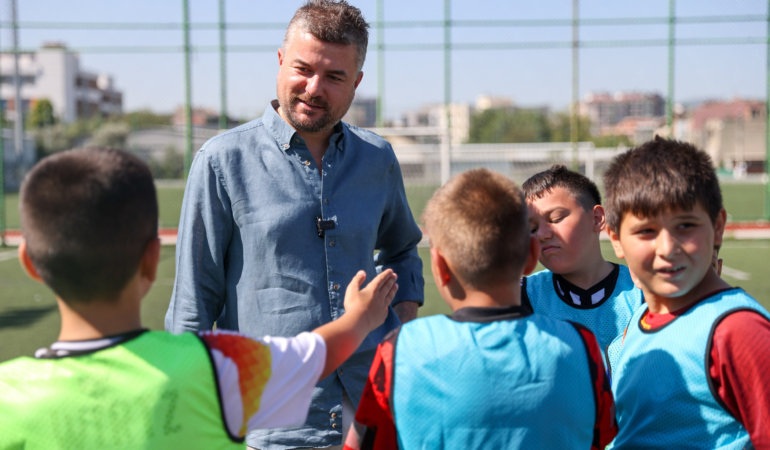 BAŞKAN GÖRKEM DUMAN FUTBOL KURSLARINI ZİYARET ETTİ (2)