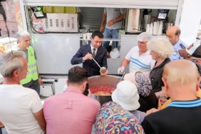 Bayraklı'da dörtbin kişiye aşure dagıtıldı (3)