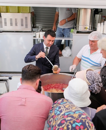 Bayraklı'da dörtbin kişiye aşure dagıtıldı (3)