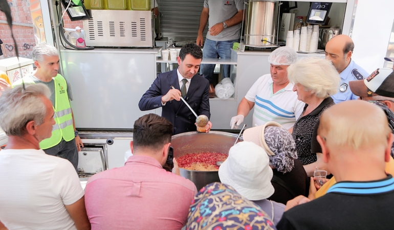 Bayraklı'da dörtbin kişiye aşure dagıtıldı (3)