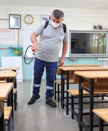Bayraklı’da okullar dezenfekte ediliyor