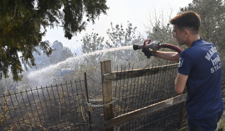 Büyükşehir İtfaiyesi Vatandaşı Alevlerin İçinden Kurtardı (13)
