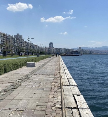 Izmir-de-Kordon-Boyu-bos-kaldi-135064