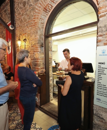 Konak Belediyesi emeklilerin yanında, ‘Mutluluk Kahvesi’ hizmete açıldı (6)