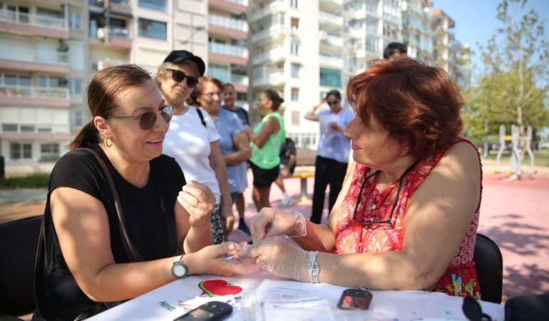 Konak’ın parklarında sağlık var, Önce spor sonra tarama (5)