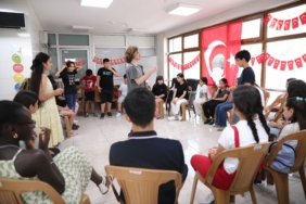 Konaklı çocuklar İngilizceyi eğlenerek öğreniyor (1)