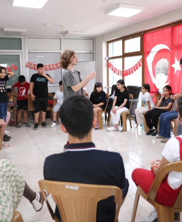 Konaklı çocuklar İngilizceyi eğlenerek öğreniyor (1)