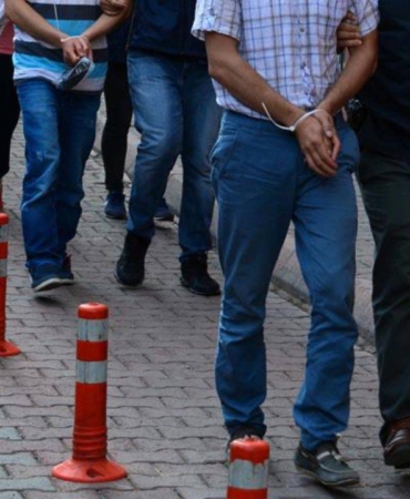 izmir-de-otomobilde-el-yapimi-patlayici-ele-gecirildi-6-kisi-tutuklandi