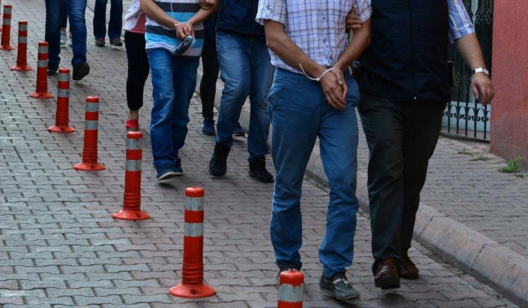 izmir-de-otomobilde-el-yapimi-patlayici-ele-gecirildi-6-kisi-tutuklandi