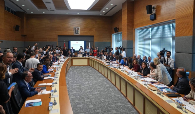 katliamin-onunu-acan-sokak-hayvanlari-teklifi-3-madde-kabul-edildi-gorusmeler-ertelendi