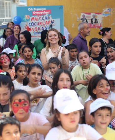 ‘Mutlu Çocuklar Sokağı’ ile Konak’ta sokaklar çocukların oyun alanı oldu (2)