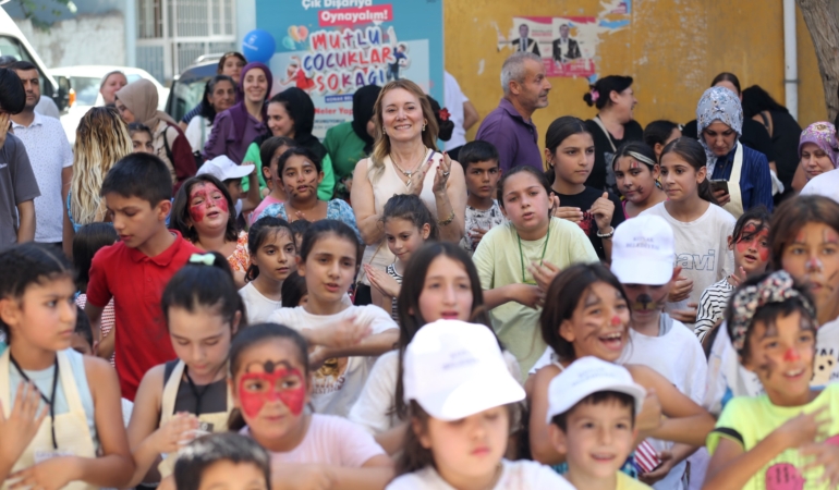 ‘Mutlu Çocuklar Sokağı’ ile Konak’ta sokaklar çocukların oyun alanı oldu (2)