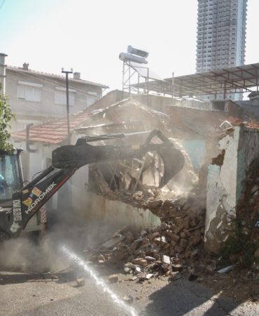 Konak’ta metruk bina yıkımları hız kazandı (5)