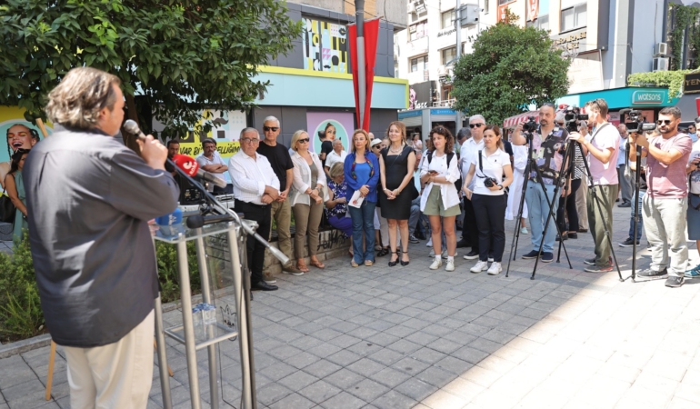 Usta gazeteci İsmail Sivri Alsancak’taki heykeli önünde anıldı