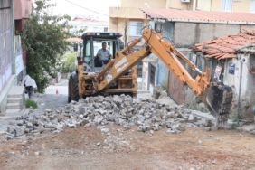 Bayraklı'da yol yenileme seferberliği sürüyor (5)