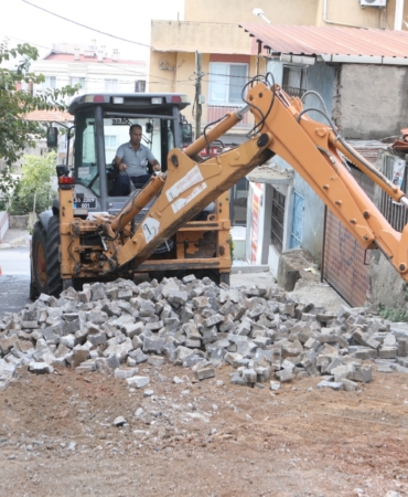Bayraklı'da yol yenileme seferberliği sürüyor (5)