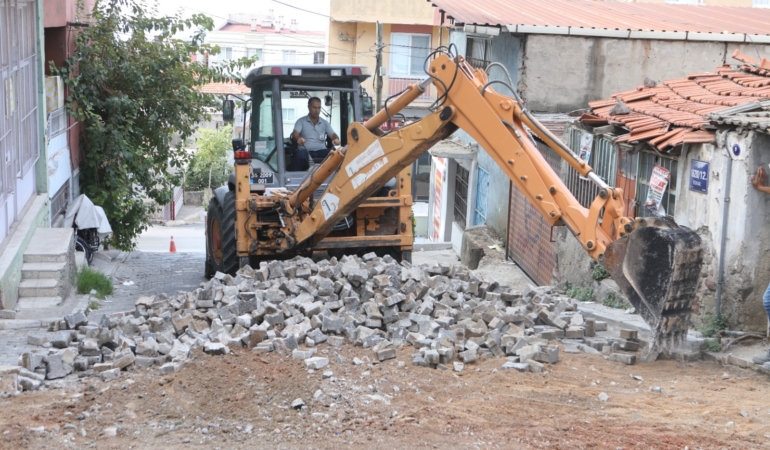 Bayraklı'da yol yenileme seferberliği sürüyor (5)
