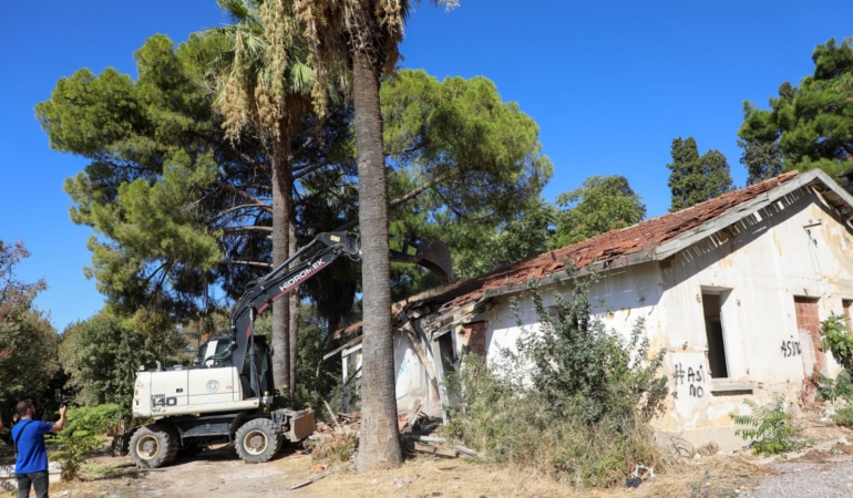 Buca Belediyesi metruk bina yıkımı 03