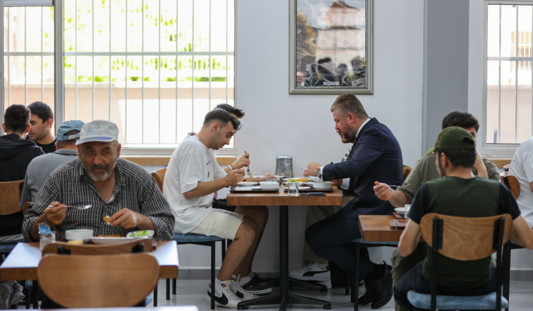 Buca’da “Askıda Yemek” uygulaması başladı (4)