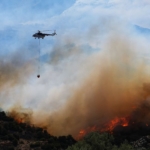 izmir-karsiyakada-baslayan-yangin-bayrakli-ilcesine-sicradi-dogancay-bolgesinde-evler-bosaltiliyor-1723807175420