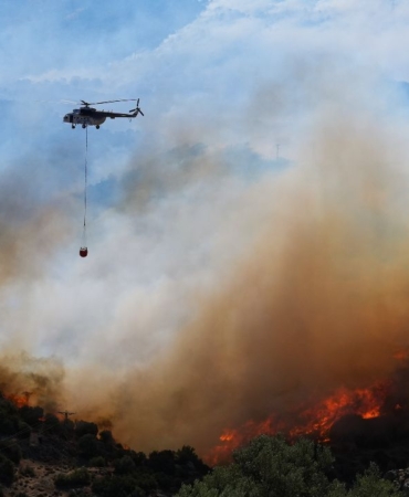 izmir-karsiyakada-baslayan-yangin-bayrakli-ilcesine-sicradi-dogancay-bolgesinde-evler-bosaltiliyor-1723807175420