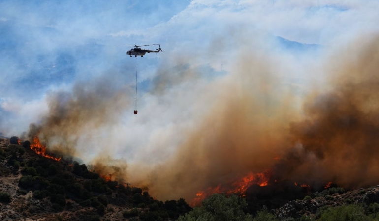 izmir-karsiyakada-baslayan-yangin-bayrakli-ilcesine-sicradi-dogancay-bolgesinde-evler-bosaltiliyor-1723807175420