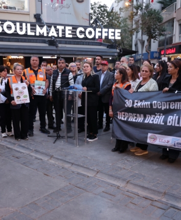 Depremde hayatını kaybeden canlar Konak'ta anıldı (7)