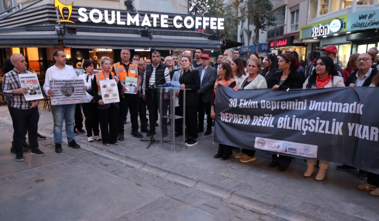 Depremde hayatını kaybeden canlar Konak'ta anıldı (7)