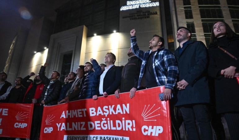 Esenyurt-Belediye-Baskani-Ahmet-Ozer-Icin-Caglayan-Adliyesinde-Eylem-Duzenlendi-1100x650