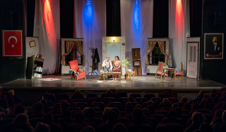 Karşıyaka Belediye Tiyatrosu’nun yeni oyunu seyirci karşısında