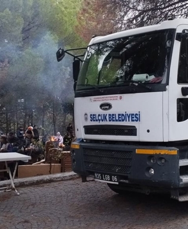 efes-selcukta-meryem-ana-nobeti-suruyor-belediyenin-araclari-girisi-kapatti