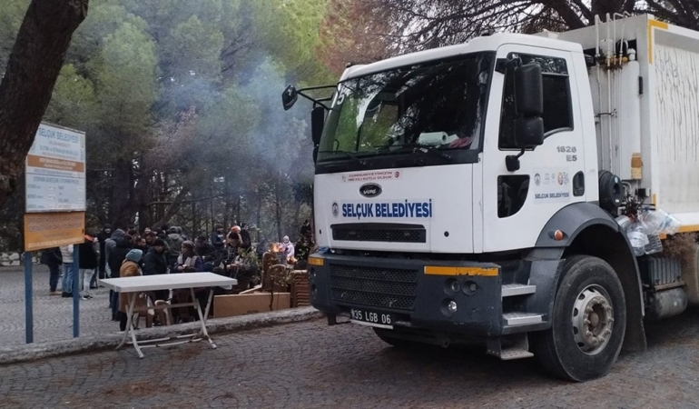 efes-selcukta-meryem-ana-nobeti-suruyor-belediyenin-araclari-girisi-kapatti