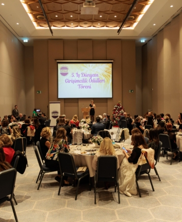 Başkan Mutlu’nun kadın istihdamı ve eşitlik çalışmalarına İZİKAD’dan ödül (3)