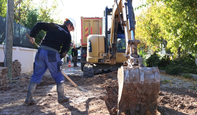 Çeşme’de altyapı çalışmaları hız kesmiyor Yağmur suyu hatları döşeniyor 5